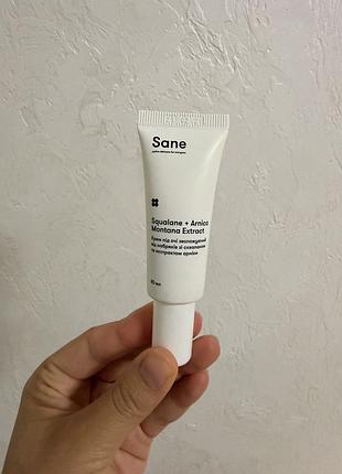 Зволожувальний крем під очі sane squalane + arnica montana extract призначений для зменшення набряків та догляду за ніжною шкірою навколо очей sane