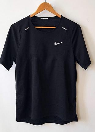 Чоловіча спортивна бігова футболка nike dri-fit rise 365 (розмір m)