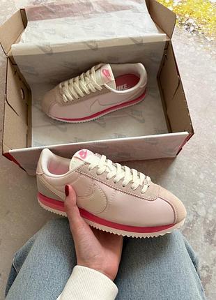 Жіночі кросівки nike cortez light soft pink