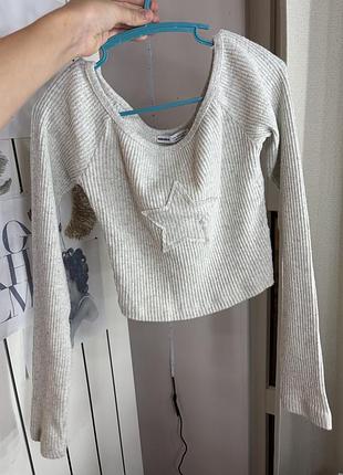 Серый кроп-топ / кофта в рубчик с длинным рукавом и нашивкой-звездой bershka