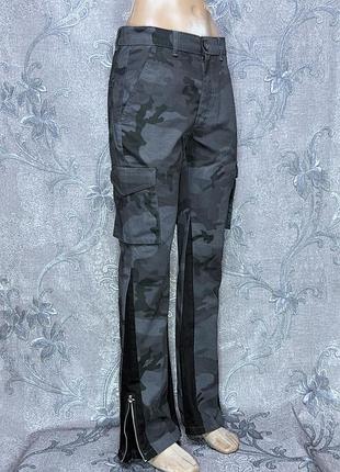 Нові чоловічі брюки карго boohooman slim zip flare multi cargo w28 xs камуфляжні штани з блискавками стиль вуличний грандж grudge y2k 100% бавовна
