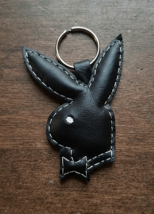 Брелок из натуральной кожи кролик playboy сувенир ручной работы