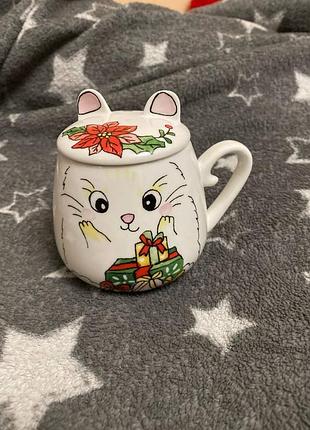 Керамическая кружка с крышкой в ​​виде кошки.