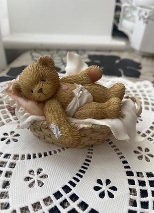 Фігурка "billie" з колекції cherished teddies від enesco.повна назва цього виробу — "a bundle of joy from heaven above", випущений у 2001 році.