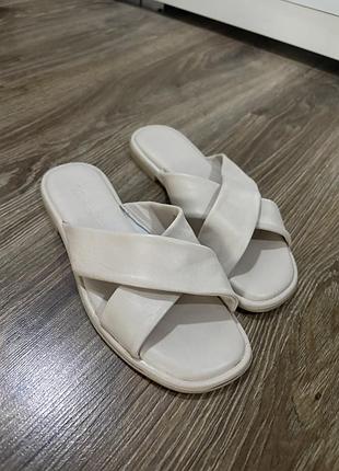 Молочні шкіряні шльопанці tamaris