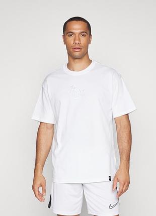 Nike біла, котонова футболка з вишитим принтом в тон. loose fit