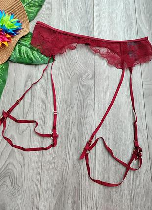 Красный кружевной пояс для чулок выполнен брендом h&amp;m
