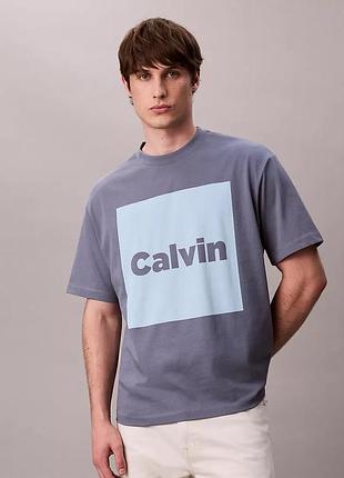 Calvin klein  блакитна футболка з масивним лого. вільний крій. в складі 100%котон.