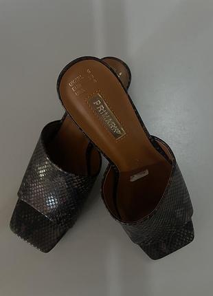 Жіночі мюлі primark із текстурою під зміїну шкіру та квадратним носком.