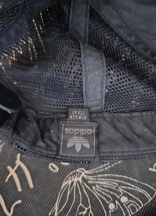 Adidas, adidas.
