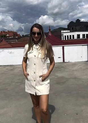 Песочное джинсовое мини-платье michael michael kors с застежкой на пуговицах и нагрудными карманами.