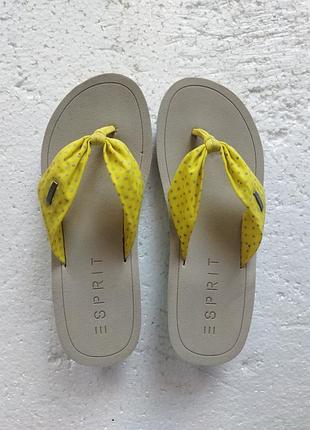 Желтые вьетнамки esprit в горошек с голубой вставкой на танкетке.