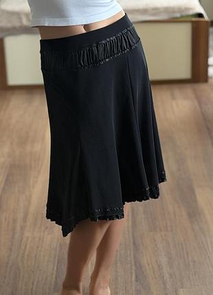 Чорна спідниця міді