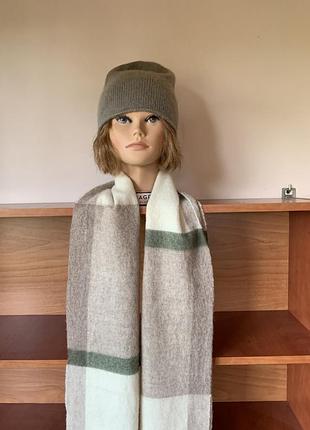 Мінімалістична шапка-біні (beanie) з відкритим / закрученим краєм