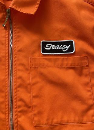 Чоловіча куртка stussy japan full zip work jacket у яскравому неоново-помаранчевому кольорі.
