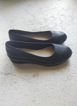 Черные, кожаные балетки clarks springers на танкетке
