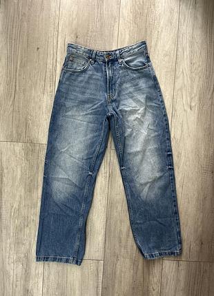 Сині джинси bershka мають вільний крій (baggy) та виварений ефект