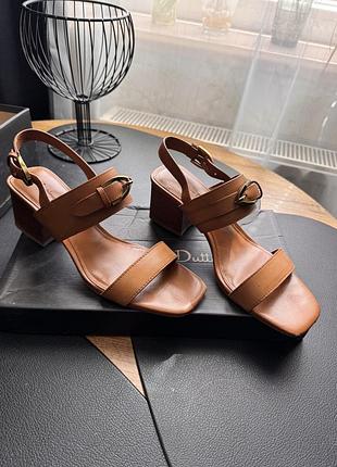 Продам босоніжки massimo dutti