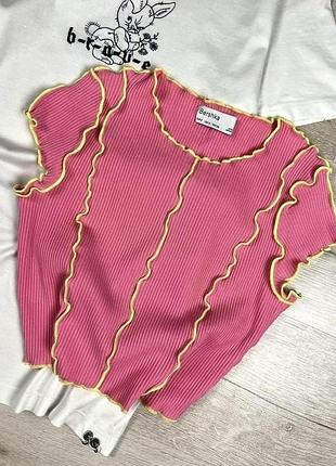 Яскрава футболка bershka
