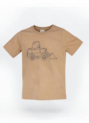 Стильная бежевая футболка «tractor» с техникой для мальчика от бренда k-d