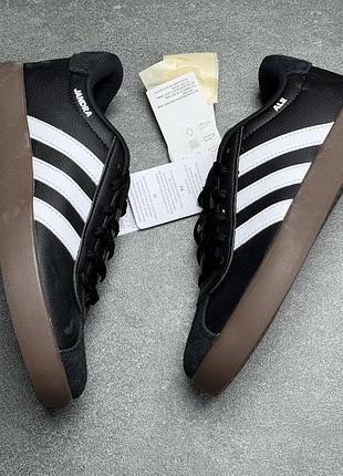 Чорні кросівки adidas ie3630