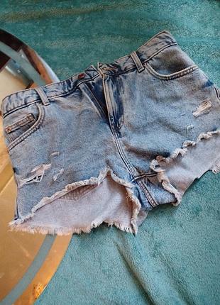 Светло-голубые джинсовые шорты zara с рваностями, размер 38 (m)