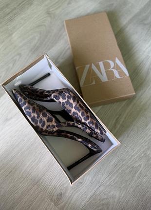 Босоніжки zara