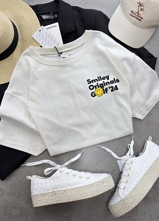 Грн біла футболка pull&bear із принтом «smiley originals golf ‚24» та контрастним чорним написом.