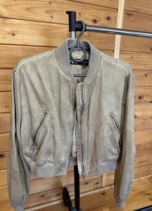 Оливкова замшева куртка zara