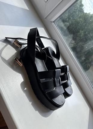 Сандалі, масивні босоніжки zara у чорному кольорі