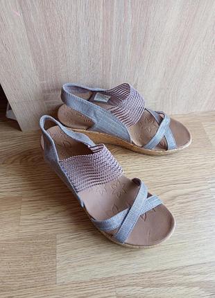 Женские босоножки skechers на танкетке