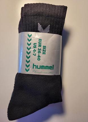 Темно-серые носки hummel basic с логотипом-шевроном в верхней части.36-40.