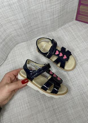 Оригинальные кожаные босоножки на липучке clarks