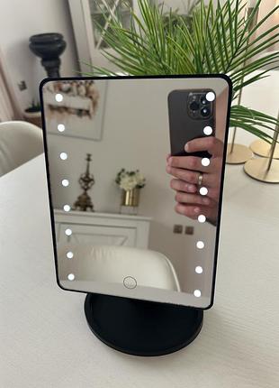 Настільне дзеркало для макіяжу з led-підсвіткою.