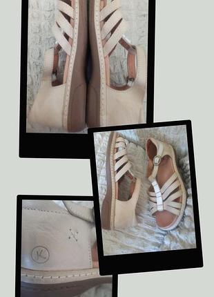 Суперкомфортные, в состоянии новых, босоножки clarks, с ортопедической стелькой, закрытой пяткой, впереди с переплетами и т- образным ремешком, 4,5 w