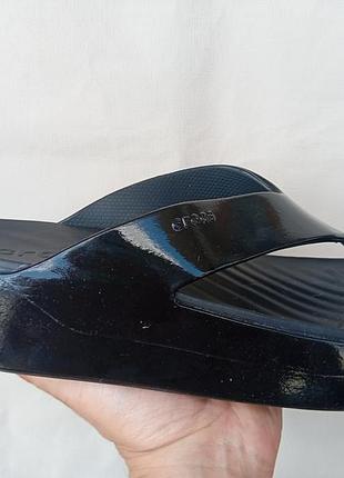 Шльопанці на високій платформі crocs