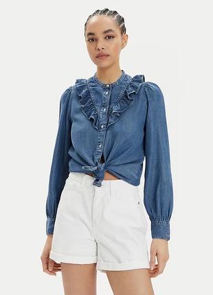 Джинсова блуза levi's вирізняється вишуканими рюшами вздовж планки ґудзиків