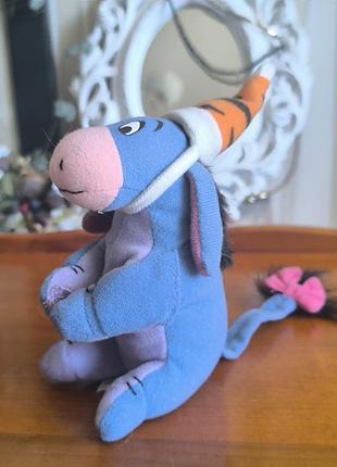 Винтажная игрушка ослик иа (eeyore) в шапочке тигры mcdonald's 2000 disney