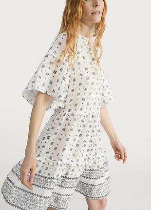 Короткое платье f&amp;foutured v-neck printed tiered mini dress имеет v-образный вырез и ярусный дизайн