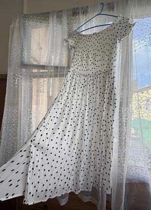 Біла сукня міді в горошок