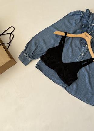 Чорний трикотажний топ у рубчик від бренду zara вирізняється глибоким v-подібним вирізом та еластичними бретелями.