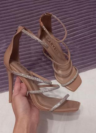 Новые босоножки carvela с блестками на каблуке