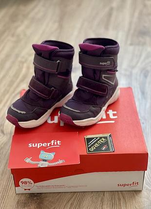 Якісні дитячі черевики superfit із мембраною gore-tex. дуже зручні, легкі та практичні — ніжки залишаються сухими й у комфорті навіть у вологу погоду.