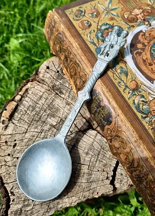 Винтажная коллекционная оловянная ложка «свадьба» (также известная как венчальная ложка, жених и невеста).