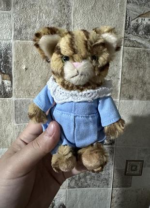 Колекційна м'яка іграшка том китен (tom kitten) у блакитному вбранні з білим мереживним комірцем від бренду gund за мотивами казок beatrix potter