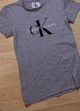 Сіра футболка ck. у продажу цілий образ