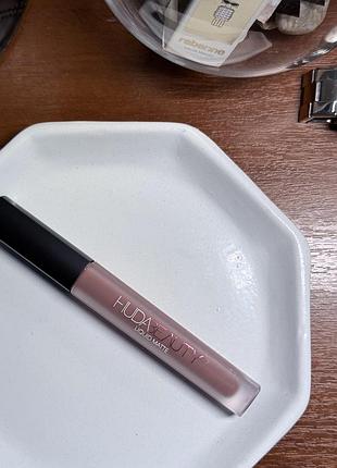 Матова помада huda beauty