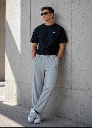 Удобные легкие серые спортивные штаны reebok