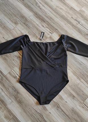 Черное боди с открытыми плечами и декольте на запах boohoo, размер u924 / eu 52 / 4xl