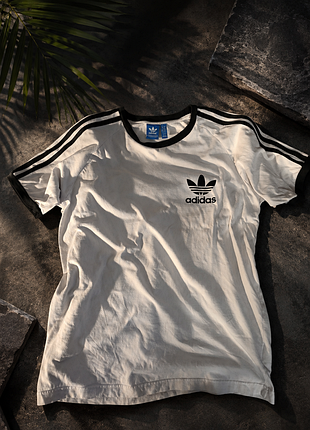 Adidas originals біла футболка з лампасами